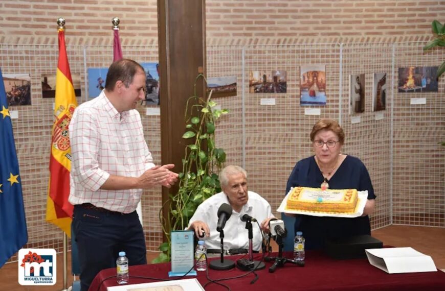 Julio Mora y Paula Arenas homenajeados como las personas más longevas de Miguelturra y además centenarias en este año 2023