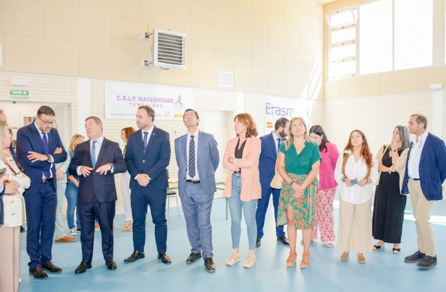 La inauguración del nuevo gimnasio cubierto del CEIP Maternidad de Tomelloso ha contado con la presencia del presidente regional