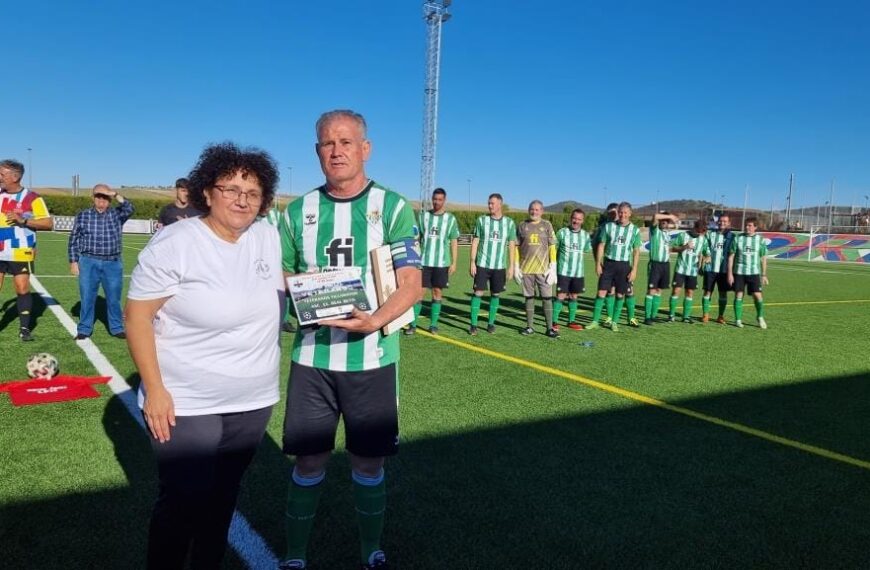 Corral acogió un encuentro solidario y deportivo entre los veteranos del Betis y el Villamayor
