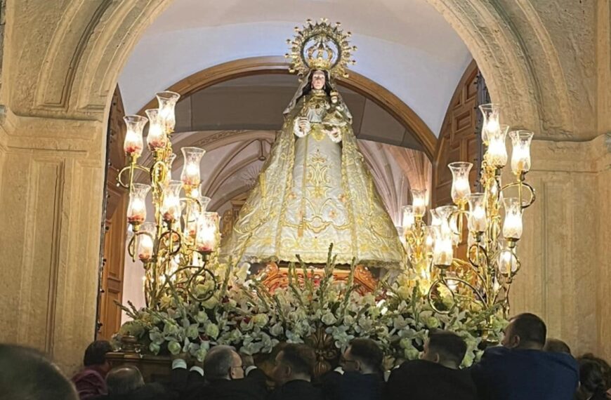 Pese a una tromba de agua en Bolaños de Calatrava han celebrado la función religiosa y  desfile procesional en honor a la patrona
