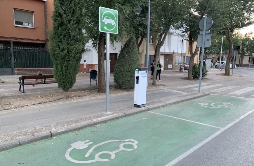 Puntos de recarga gratuitos para vehículos eléctricos en diferentes vías públicas de Tomelloso en funcionamiento desde hoy