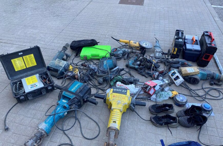 Detenidos dos hombres por robos en diversos establecimientos en varias provincias, con más de 36.000 euros obtenidos