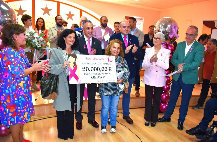 El alcalde elogia el trabajo de Santa Águeda contra el cáncer de mama