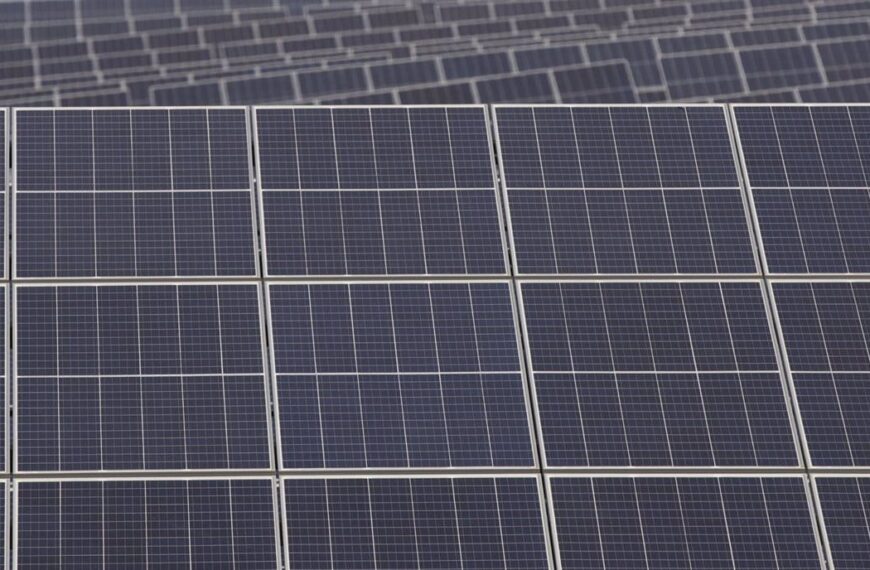 Instalación de placas solares en Hospital General Universitario de Ciudad Real para energía eléctrica limpia y eficiente