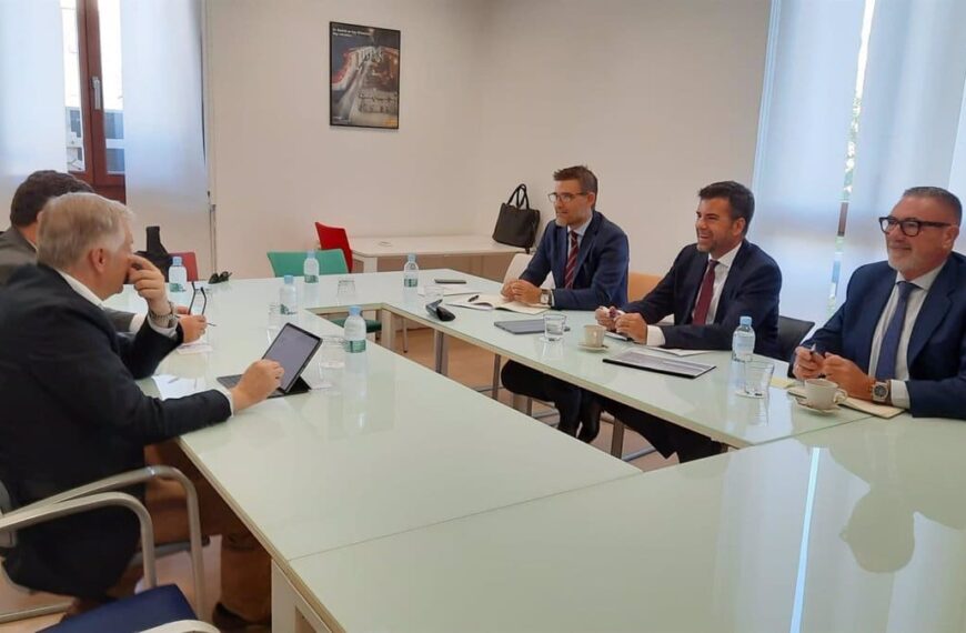 Renfe se reúne con asociaciones y clientes para mejorar el servicio Avant en Madrid-Toledo/Ciudad Real-Puertollano y amplía la conexión con Andalucía y Cataluña.