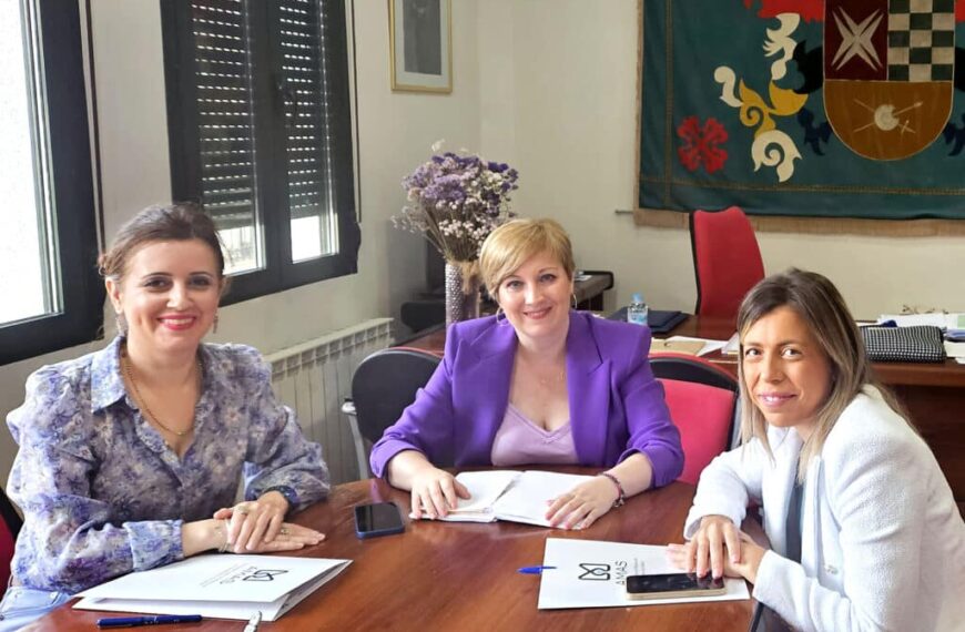 La alcaldesa de Argamasilla de Alba recibe a la presidenta de la Asociación para la Mejora de la Autonomía y la Salud