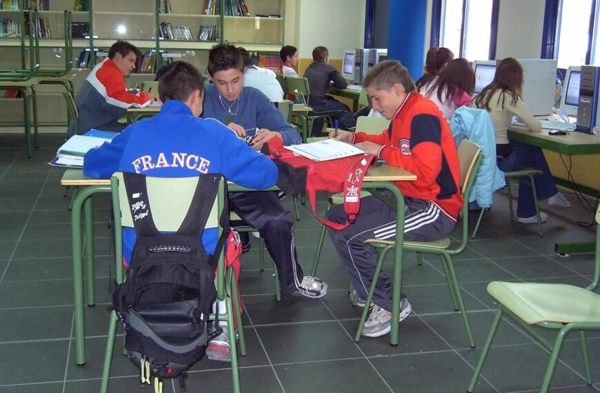 Entrega de 22.700 dispositivos electrónicos para cerrar la brecha digital en Castilla-La Mancha con inversión de 7.8 millones de euros