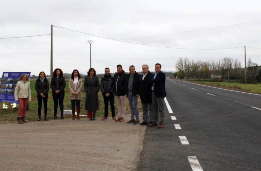 Blanca Fernández inaugura la rehabilitación de un tramo de la carretera CM-4106 entre El Robledo y Porzuna tras invertir 375.000 euros