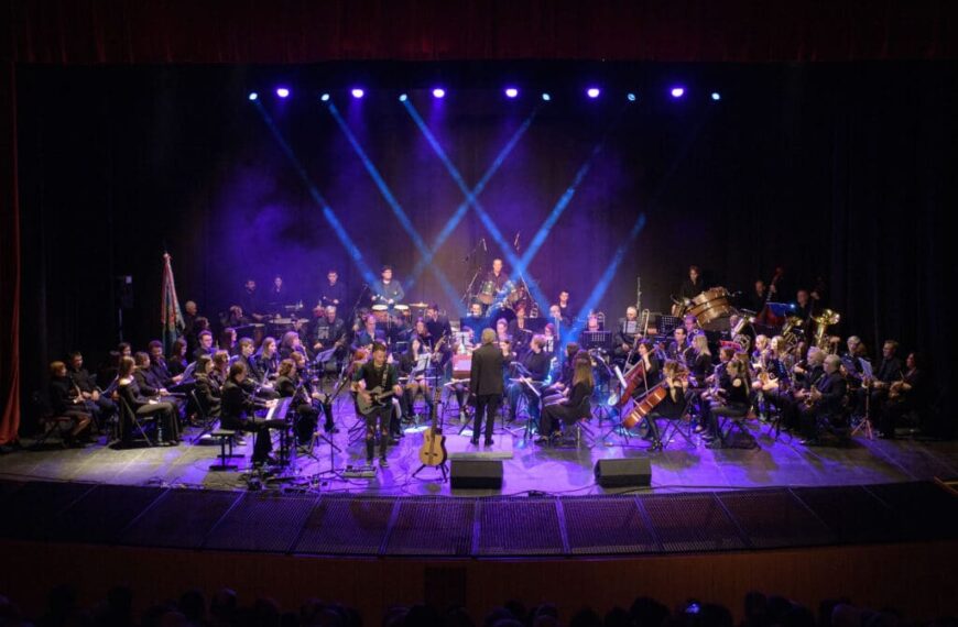 Argamasilla de Alba vibra con el Pop Rock Sinfónico de la Maestro Martín Díaz y Antonio López