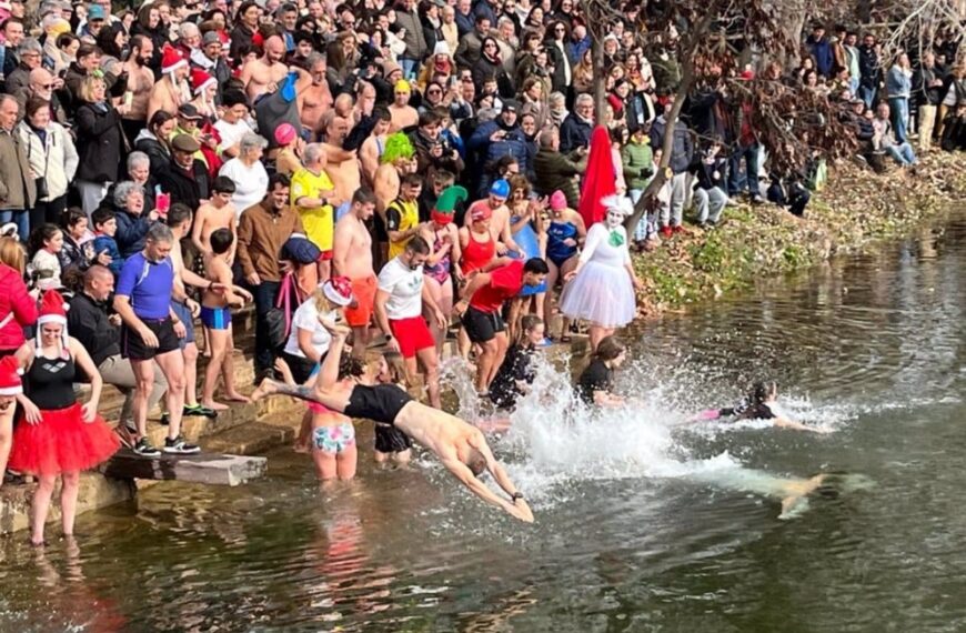 El Robledo celebra la llegada del 2024 con su icónico chapuzón de Fin de Año en el río Bullaque