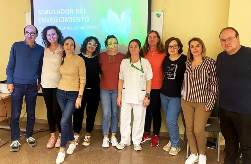 Profesionales sanitarios de la Gerencia de Tomelloso experimentan las dificultades físicas y sensoriales de las personas ancianas y dependientes