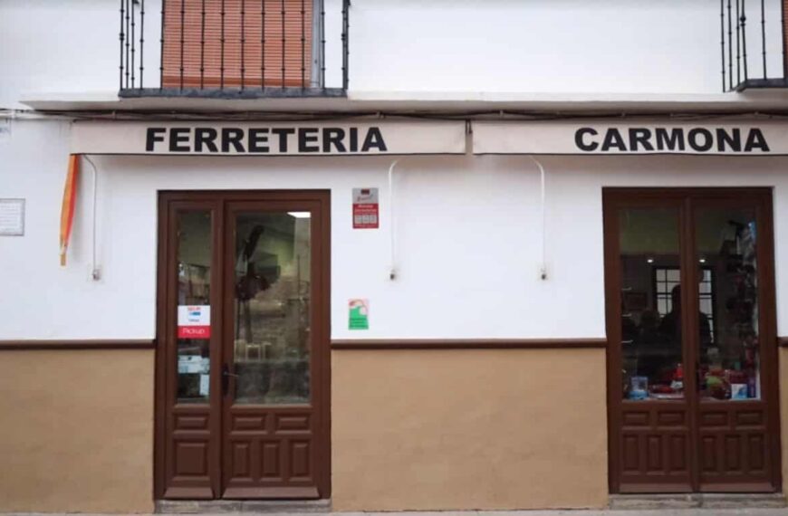 La Centenaria Ferretería Carmona Ilumina su Entrada con la Misma Bombilla desde hace 65 Años