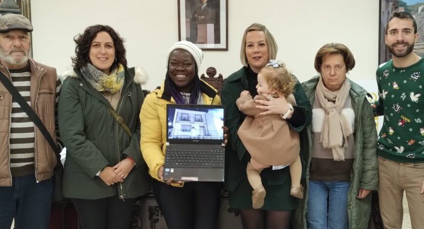 Resuelto el primer concurso de decoración navideña de fachadas y balcones de Fuencaliente con la composición de Julia Adán como ganadora