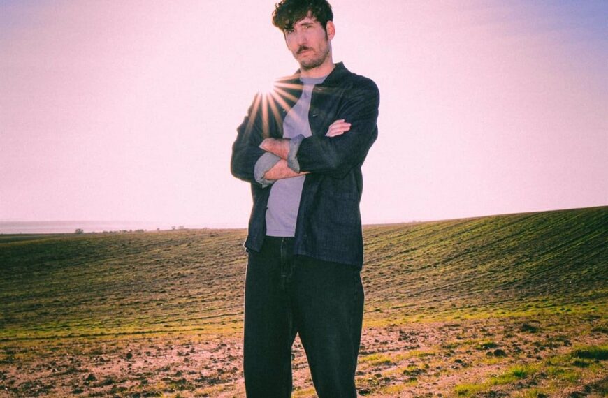 Amatria se Renueva con ‘De las Cenizas’: Un Viaje Multicolor hacia la Madurez y la Afirmación de su Esencia