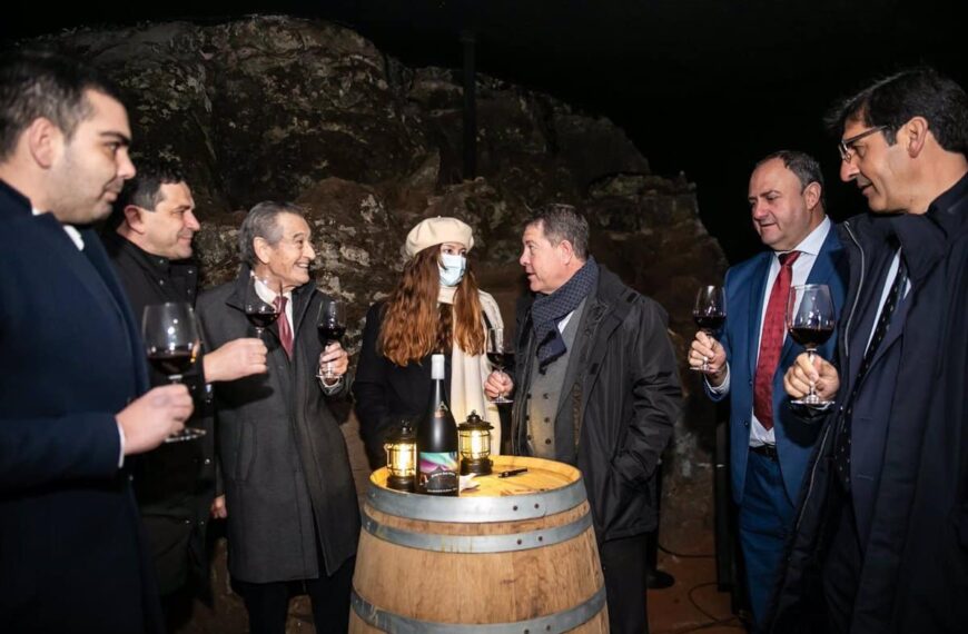 Encomienda de Cervera lanza innovador vino criado en exclusiva gruta volcánica libre de contaminantes y radiación electromagnética