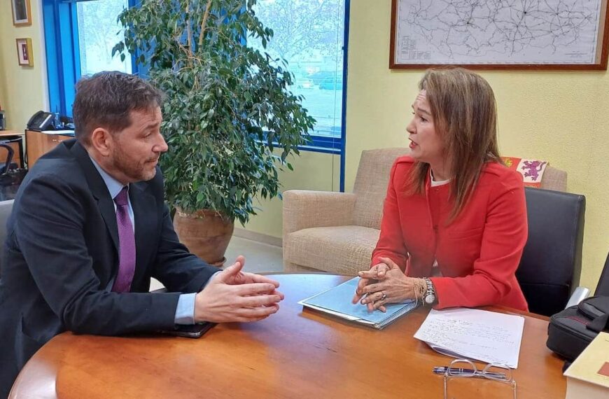 El subdelegado del Gobierno informa sobre la campaña de la DGT dedicada al control y vigilancia del transporte escolar