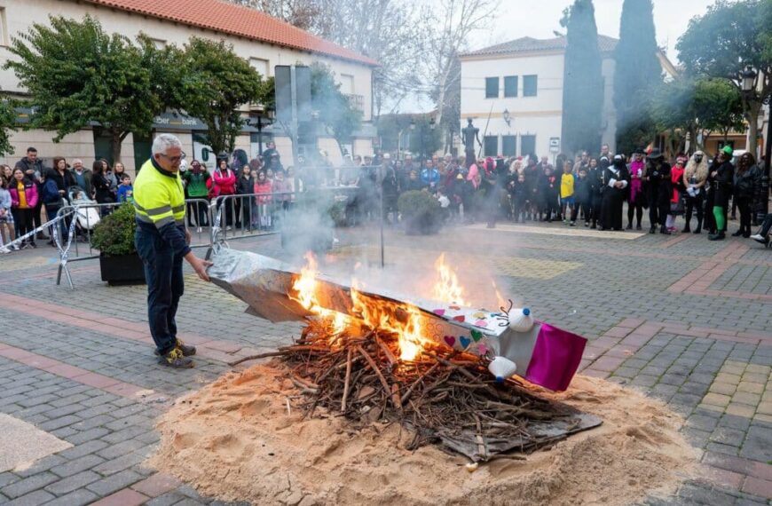 Argamasilla de Alba dice adiós al Carnaval con la emotiva incineración de la sardina Valentina