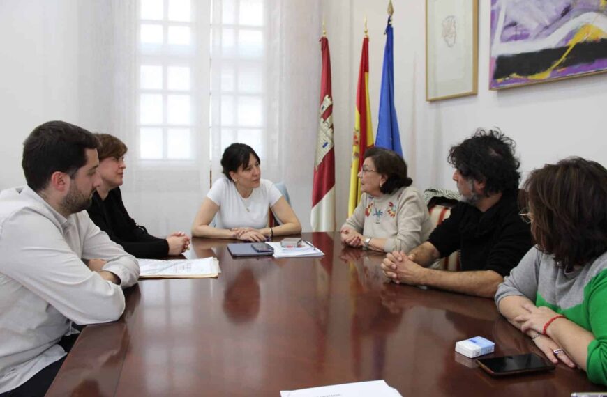 Blanca Fernández garantiza el apoyo a la Asociación de Amigos del Patio de Comedias de Torralba por ser un “ejemplo de dinamización en las zonas rurales”