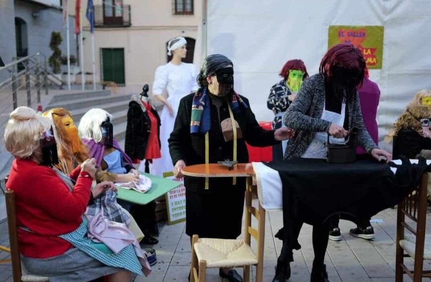 El tradicional manteo de los Peleles de Jueves Lardero, con 23 inscritos este año, da inicio al Carnaval de Calzada