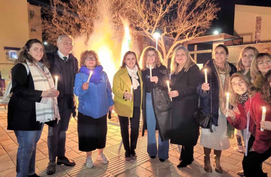 Fiesta de Luz y Tradición: La Asociación de Vecinos Carlos Eraña de Ciudad Real Enciende su Primera Hoguera de La Candelaria