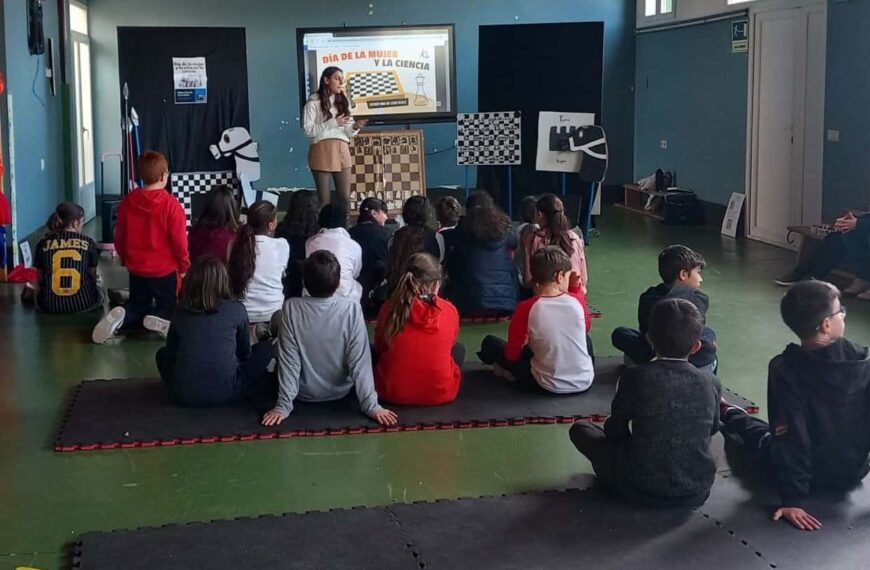 La ajedrecista Esther Ruiz de León-Merlo imparte una charla a los alumnos del colegio con motivo del Día de la mujer y la niña en la ciencia