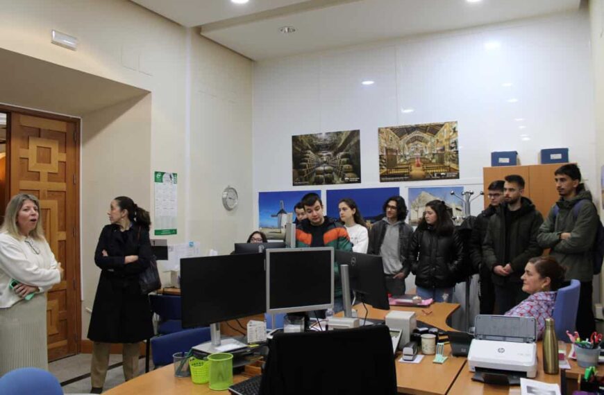 Alumnado del Grado Superior en Administración y Gestión del IES Maestre de Calatrava conoce el funcionamiento de registro de la Junta en Ciudad Real