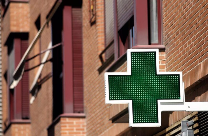 Impulso a la atención sanitaria en zonas rurales: Castilla-La Mancha inicia la instalación de 88 botiquines farmacéuticos en áreas despobladas