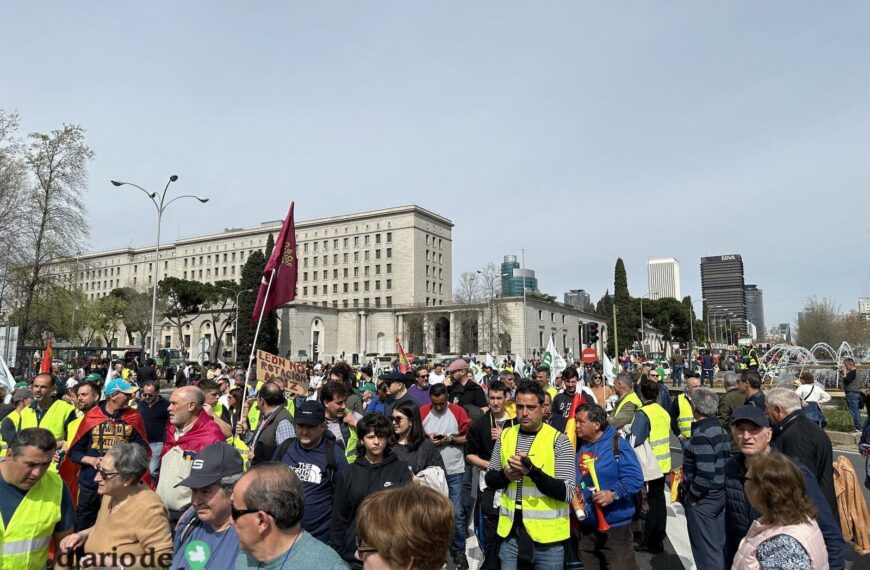 Una gran protesta de tractores reivindica igualdad en el Sector Agrario
