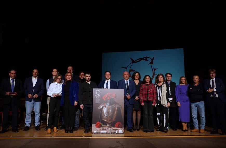 El  cartel “Armadura, claveles, monedas y mantillas”, de Pablo Caballero, anunciará la Ruta de la Pasión Calatrava 2024 camino de su internacionalización