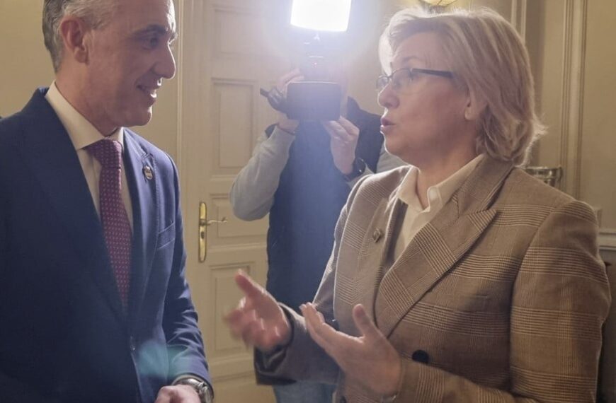 La geógrafa Carmen Cañizares es reconocida como consejera numeraria del Instituto de Estudios Manchegos tras la felicitación oficial del alcalde