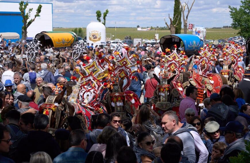 Romeros Acompañan a la Virgen de las Viñas a La Pinilla Desafiando la Lluvia y Honrando Tomelloso