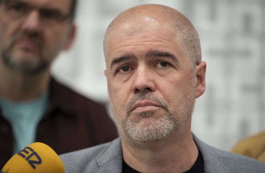 Sordo Insta a Sánchez a Resistir las Presiones de “Poderes Fácticos” Contra la “Normalidad Democrática”