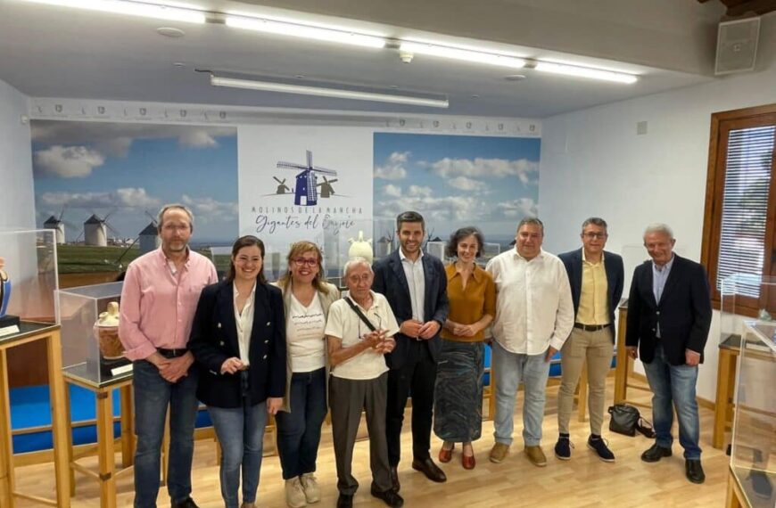 El Gobierno Regional inaugura la Exposición ‘La piel del agua’ en Campo de Criptana, ensalzando el poder creativo de 40 artistas