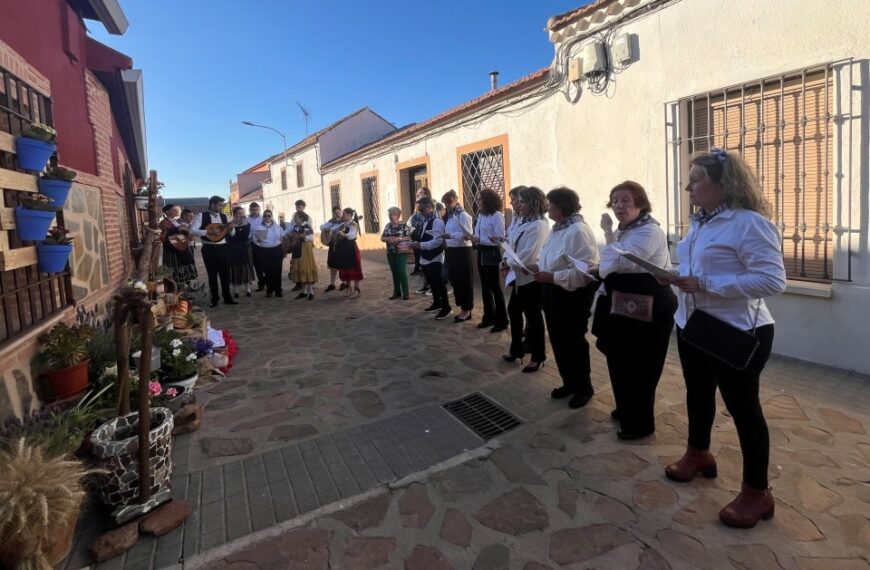 Corral canta sus Mayos a las cruces que este mes adornan algunas calles y plazas del municipio