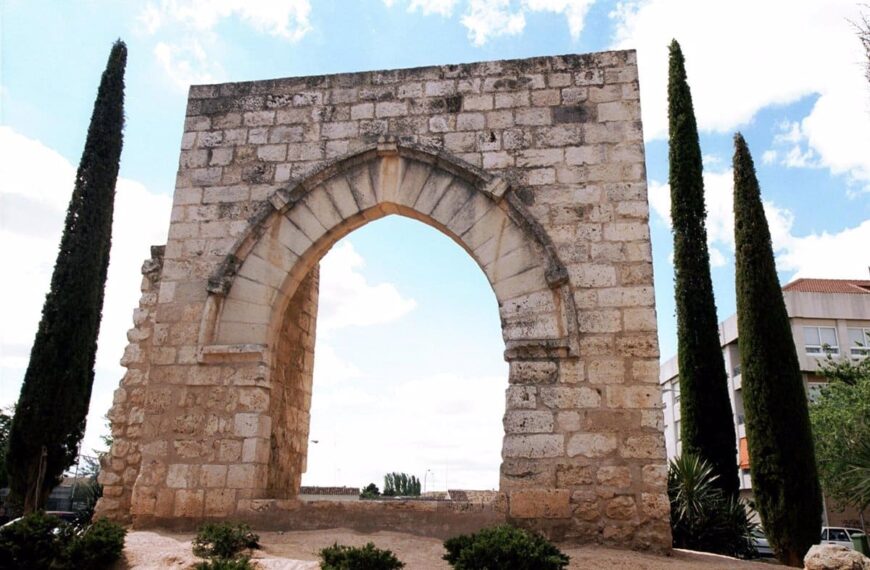 “Ensueño de Amor” Inaugura la Serie de Conciertos “Lunes del Arco” en Ciudad Real