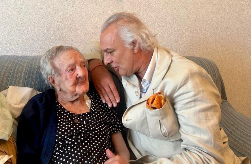El doctor Manuel de la Peña celebra los 110 años de Dolores Buitrago entonando coplas