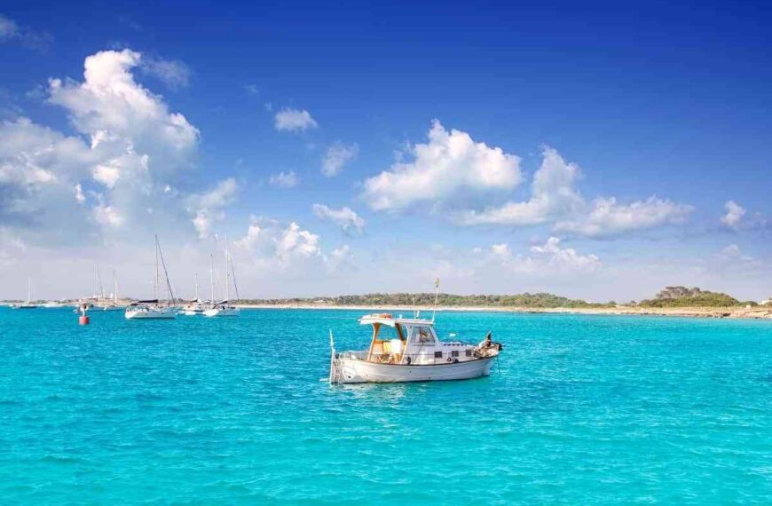 Descubre Formentera: 4 Razones para Alquilar una Embarcación en tu Próxima Visita