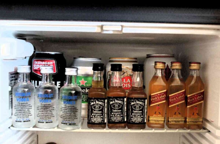 Un tercio de los españoles admite rellenar las botellas del minibar con agua o zumo