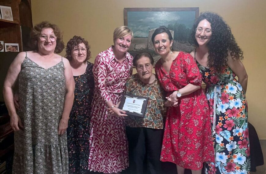 El Ayuntamiento de Argamasilla de Alba lleva el homenaje a los mayores hasta sus casas