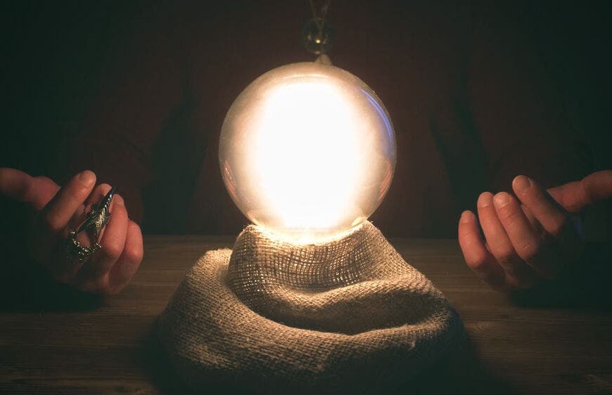 Falsa vidente estafa 178.000 euros a mujer con discapacidad: Engaño y manipulación tras la máscara de lo esotérico