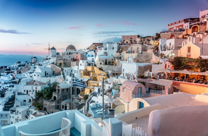 Descubre el Encanto de Santorini y Mykonos en Cruceros por las Islas Griegas