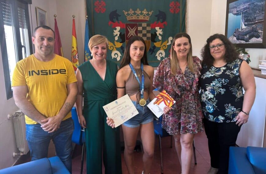 La alcaldesa Sonia González recibe a la joven promesa argamasillera que conquista la gimnasia rítmica nacional