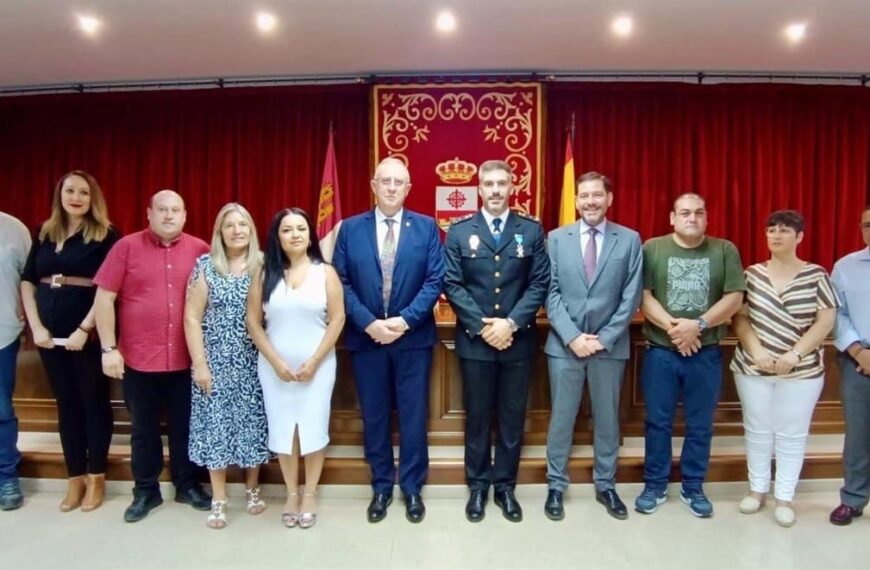 Policía de Ciudad Real Condecorado con la Cruz de Plata por Rescatar a Ciudadano de Ser Arrollado por un Tren