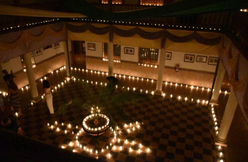 Almedina celebra su noveno festival Almedinamora iluminando sus calles con 20.000 velas