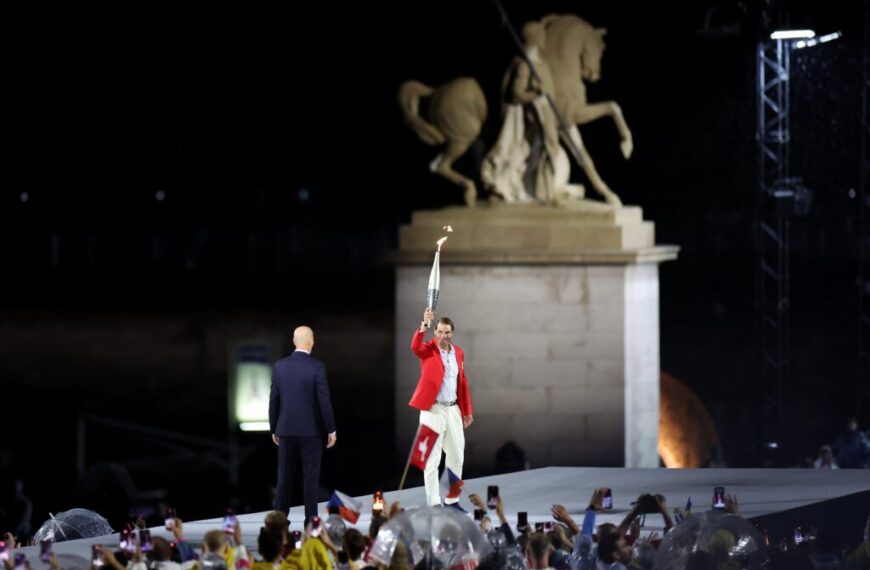 Nadal brilla en la inauguración de París 2024: Desde la Torre Eiffel hasta el Louvre con la antorcha