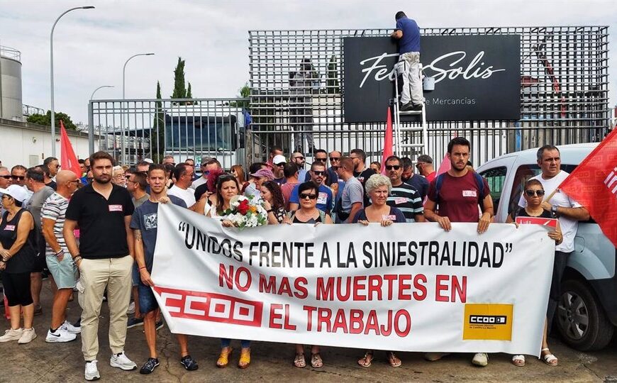 CCOO critica frente a las puertas de Félix Solis: «La ausencia de medidas preventivas se ha cobrado la vida de un empleado»
