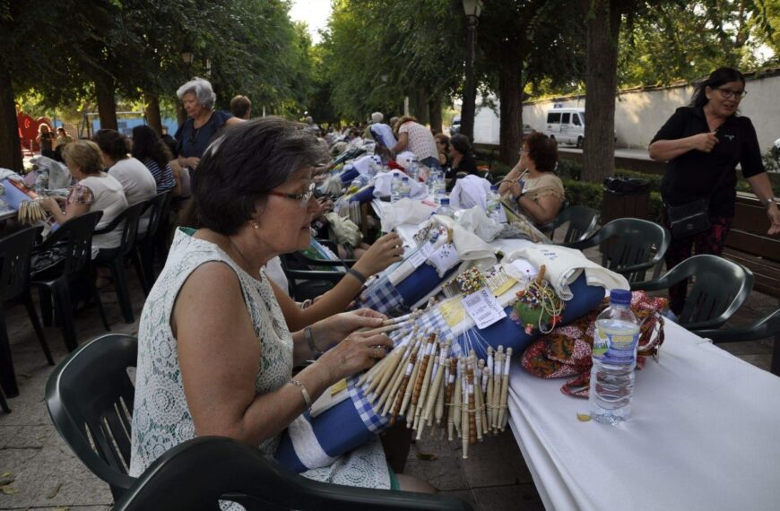 Un centenar de encajeras se reúnen en Torralba de Calatrava