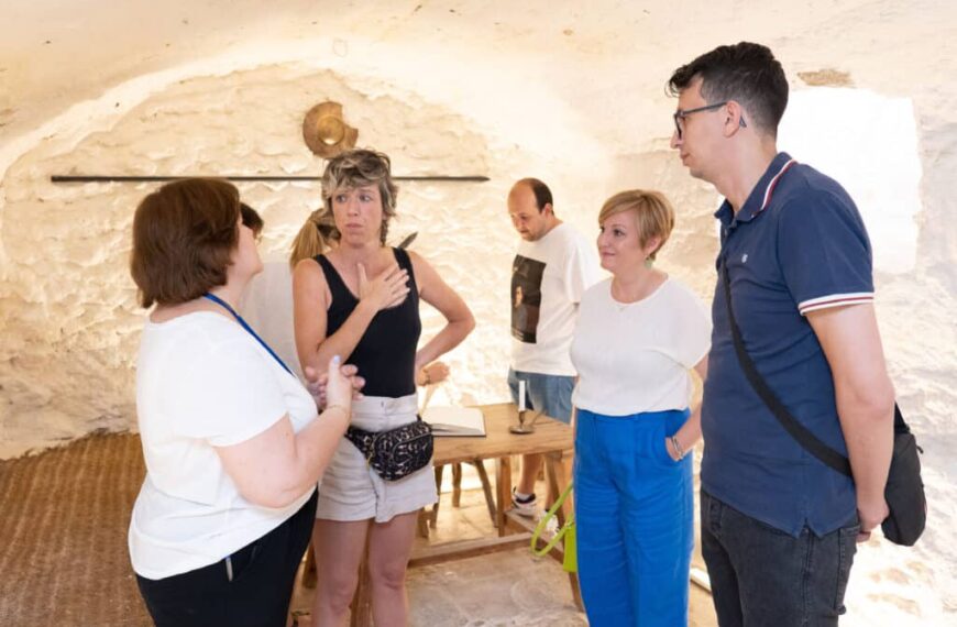 La cantante Karmento visita la Cueva de Medrano tras su actuación en «Argamasilla Me Suena»