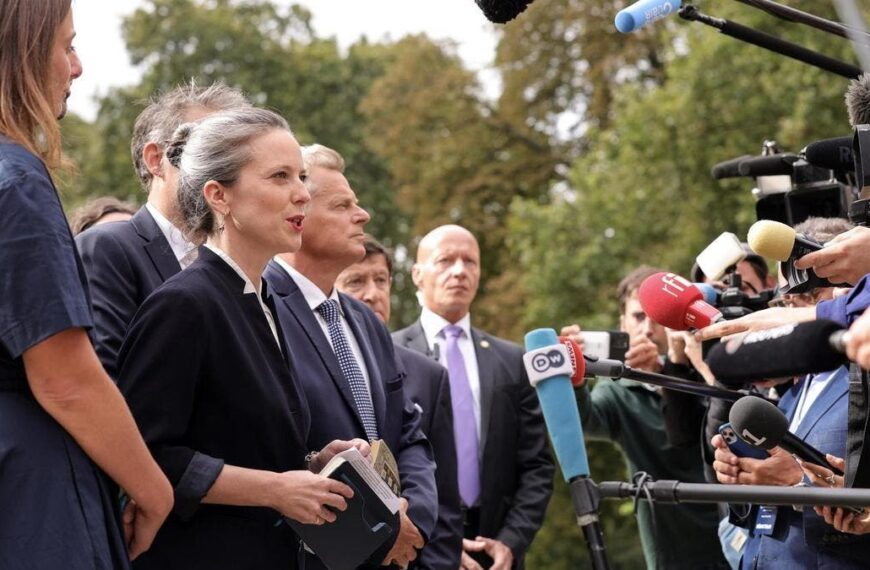 Macron Descarta a Lucie Castets y Dificulta la Formación de Gobierno en Francia