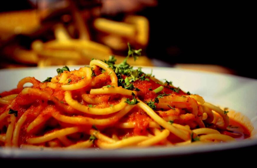 Espaguetis con Salsa de Tomate Artesanal: Un Clásico Atemporal